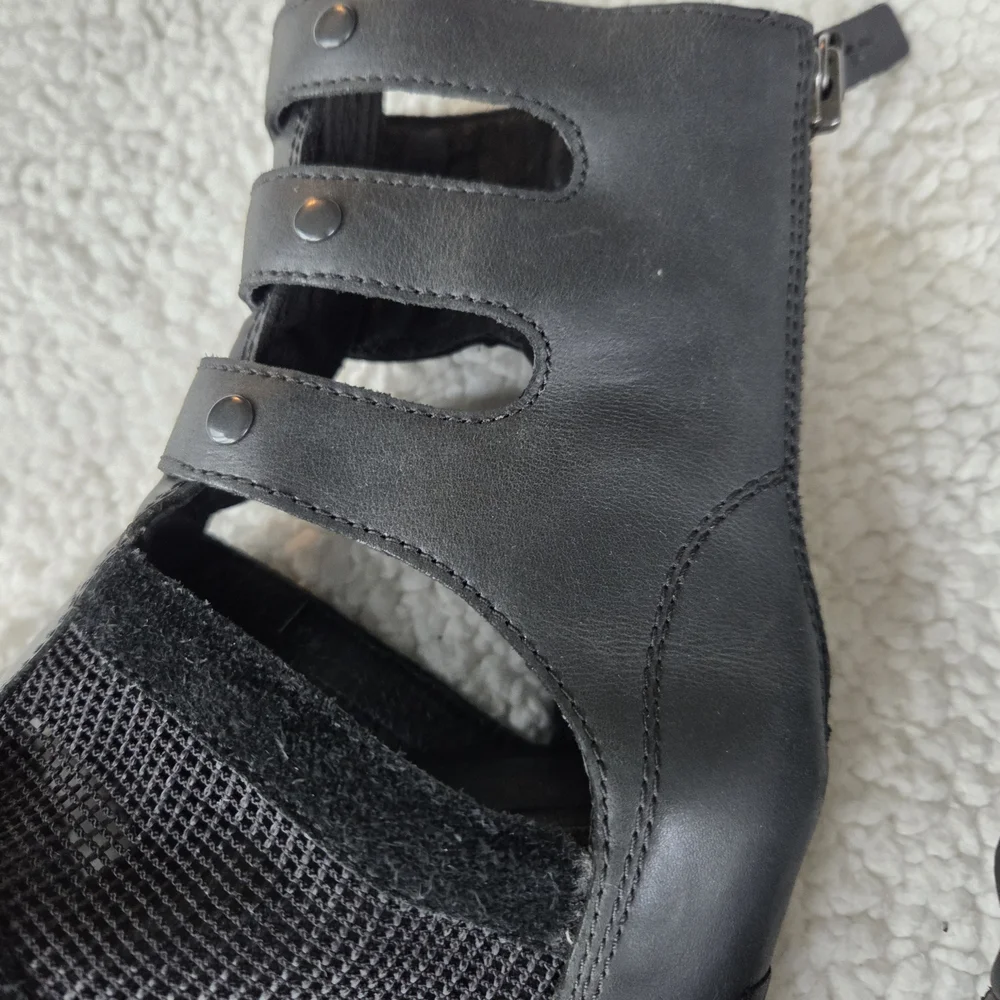 Sorel Joanie Gladiator Leather Wedge Sandals Women's Size 6 Step out in style wi